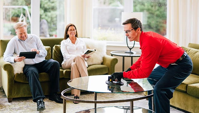 Glass Doctor professional talking with parents.